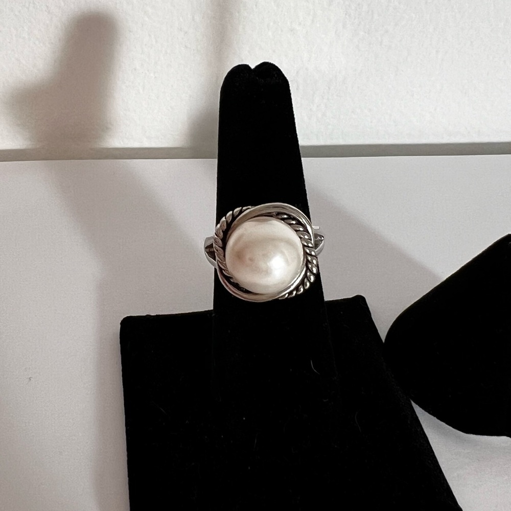 Pearl ring and earring set creamy luster in color not sure of the metal - Picture 3 of 9